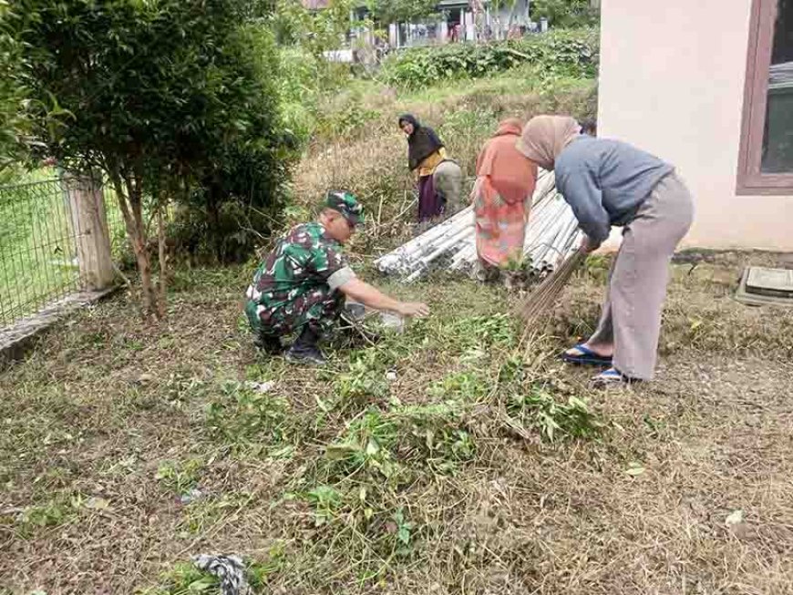 Babinsa Bersama PKK dan Warga Masyarakat Membersihkan Lingkungan di Wilayah Binaannya