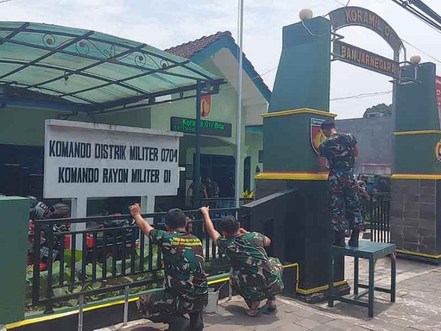 Anggota Melakukan Pembersihan dan Perawatan Kantor Koramil