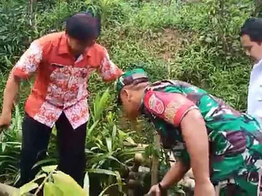 Babinsa dan Bhabinkamtibmas Bersama Tim Puskesmas Karangkobar Sukseskan Program ODF