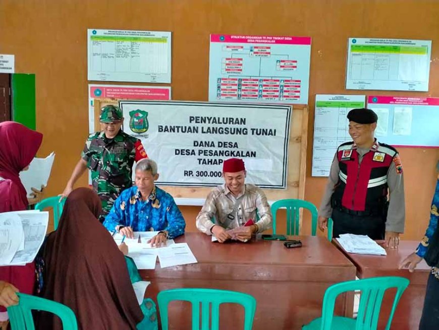 Babinsa Bersama Bhabinkamtibmas Melaksanakan Pemantauan Kegiatan Penyaluran BLT DD
