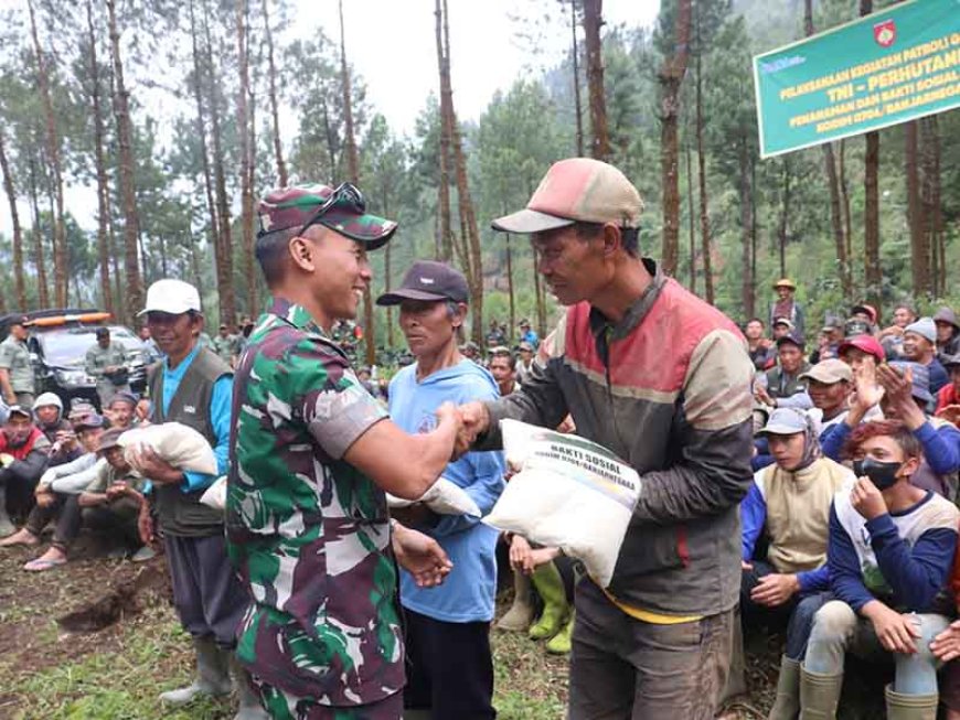 Patroli Hutan Gabungan TNI Bersama Perhutani Sekaligus Penghijauan dan Bakti Sosial