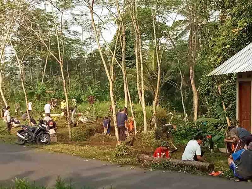 Kerja Bakti Gotong Royong: Babinsa Bersama Warga Bersihkan Tempat Pemakaman Umum