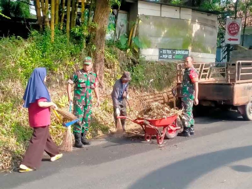 Babinsa Koramil 14Madukara Bersama Warga Melakukan Karya Bakti Pembersihan Jalan dan Gorong-gorong