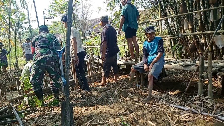 Babinsa Kodim Tegal Melaksanakan Kerja Bakti Pembersihan Aliran Sungai