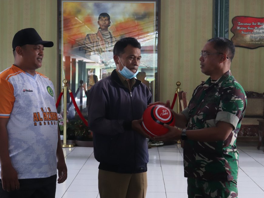 Pemberian Sarana Olahraga Bantuan Dari Danrem 071Wk Kepada Sekolah Sepak Bola Karang Taruna Dan Klub Sepak Bola