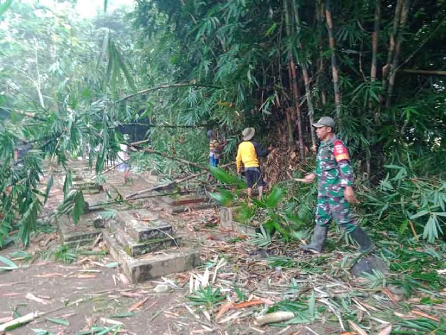 Menjelang Ramadan Babinsa dan Masyarakat Kerja Bakti Bersih-bersih Makam