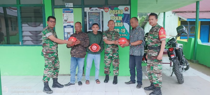 Kodim 0712 Tegal Serahkan Bantuan Bola Kaki Kepada SSB di Kecamatan Bojong dan Bumijawa