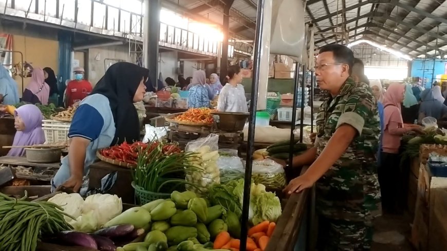 Di Awal Bulan Ramadhan, Danramil 03 Sumurpanggang Pantau Harga Sembako