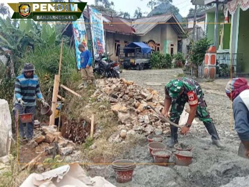 Babinsa Bersama Warga Binaan Memperbaiki Talud Penahan Jalan