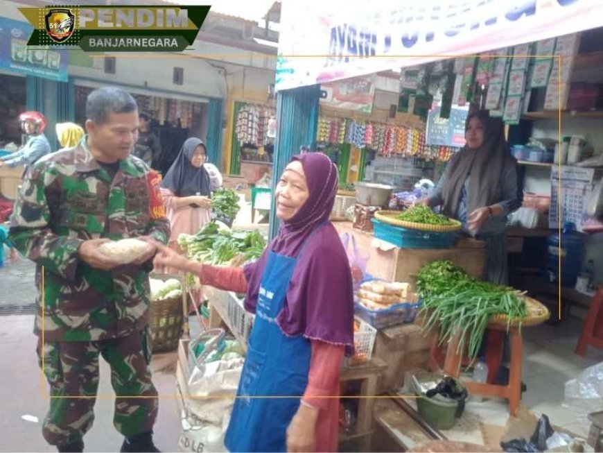 Jalin Silaturahmi Dan Jamin Keamanan Babinsa Komsos Dengan Pedagang Pasar