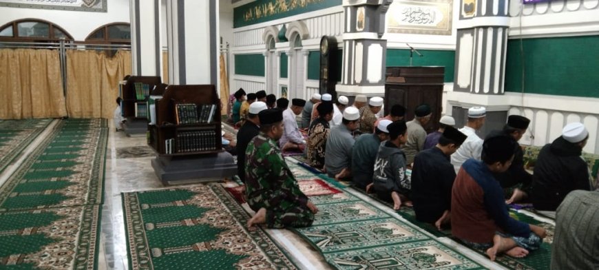 Babinsa Koramil 20 Bojong Sholat Tarawih Bersama Warga Binaan