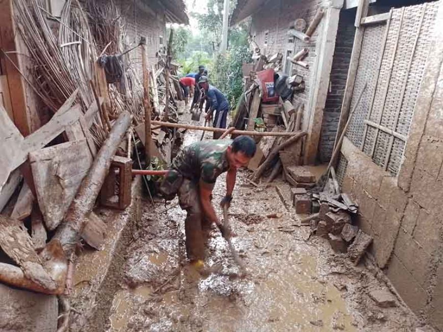 Gotong Royong Bersihkan Bekas Tanah Longsor