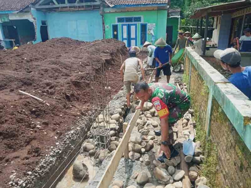 Babinsa Laksanakan Karya Bakti untuk Mewujudkan Kemanunggalan TNI dengan Rakyat