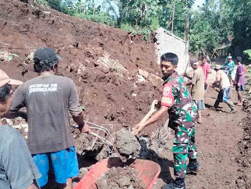 Babinsa Desa Gentansari dan Warga Masyarakat Bersihkan Material Longsor