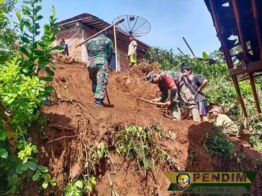 Karya Bakti Pembersihan Material Longsoran Tanah Di Dusun Pamurian