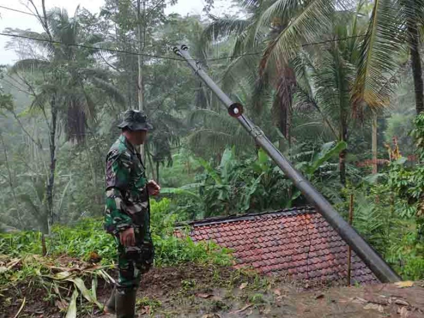Babinsa Kodim 0704 Banjarnegara Bergerak Cepat Membersihkan Material Longsor