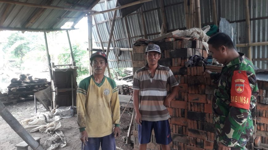 Babinsa Koramil Talang Kodim Tegal Komsos Dengan Perajin Batu Bata