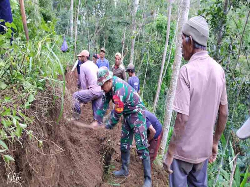 Babinsa Ikut Serta Dan Dampingi Pembuatan JUT Di Desa Binaan