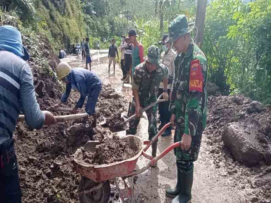 Sinergi TNI Polri Dan Masyarakat Bahu Membahu Bersihkan Material Longsor