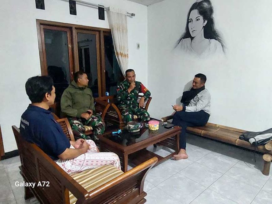 Komsos Babinsa Koramil 04 Karangkobar Dengan Tokoh Masyarakat