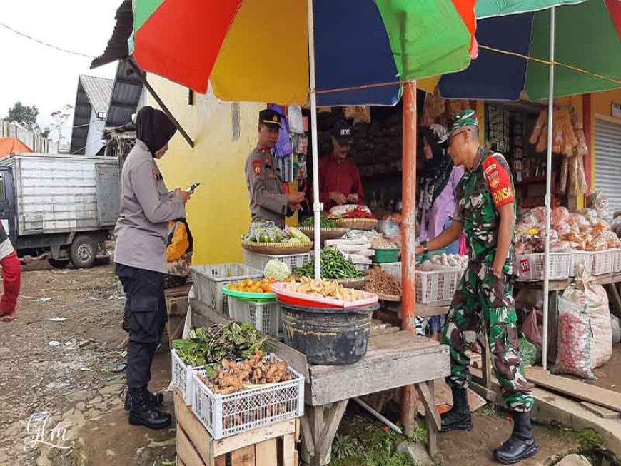 Tinjau Pasar Babinsa Cek Harga Sembako
