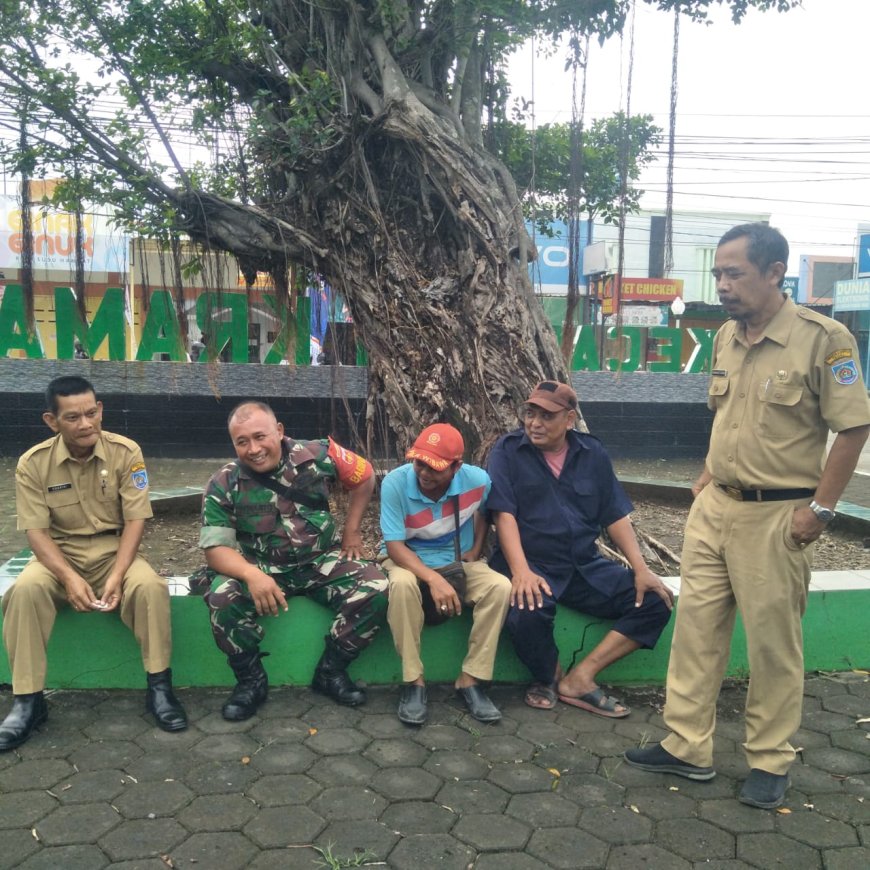 Dengan Komsos, Babinsa 06 Kramat Pererat Hubungan Silahturahmi Dengan Warga