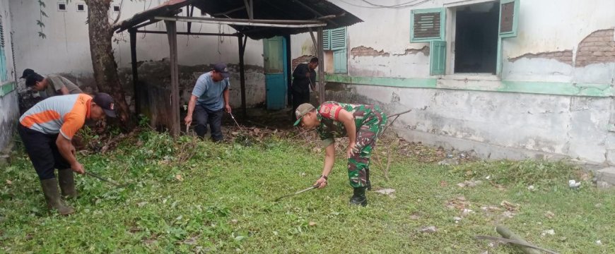 Babinsa Kodim Tegal Gotong Royong Bersihkan Lingkungan