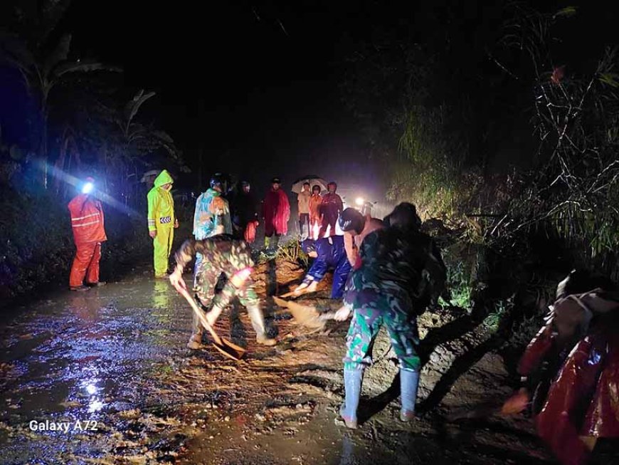 Sigap Babinsa Cek Tebing Longsor Dan Pembersihan Material Longsor