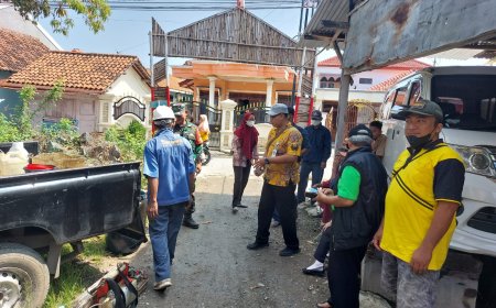 Basmi Sarang Nyamuk, Babinsa Tegal Timur Dampingi Kegiatan Fogging