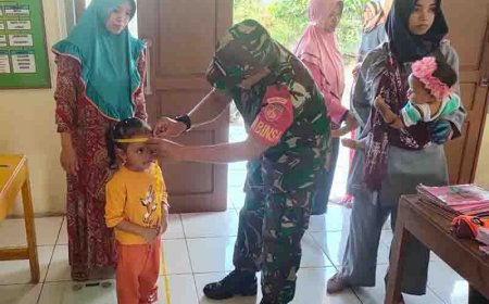 Babinsa Dampingi Petugas Berikan Layanan Posyandu untuk Cegah Stunting