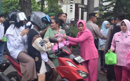 Kodim 0712 Tegal dan Polres Tegal Bagi-bagi Takjil