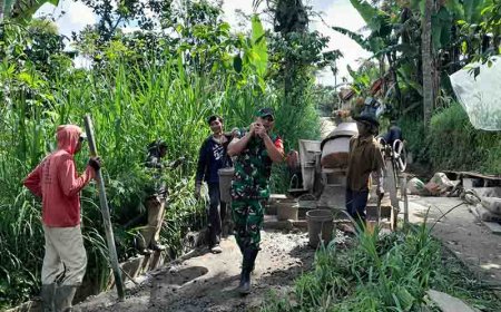 Babinsa Bantu Warga Kerja Bakti Pengecoran Jalan