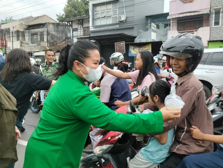 Kodim 0712 Tegal Bagikan Takjil Kepada Warga