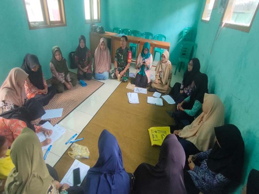 Babinsa Menghadiri Pertemuan Kader Posyandu Dalam Rangka Pembahasan Penurunan Angka Stunting di ds Karekan 