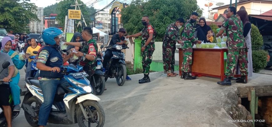 Menjelang Buka Puasa Koramil Jayapura Selatan Dan Persit KCK Ranting 10 Bagikan Takjil Gratis