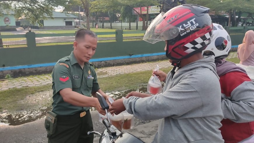 Ramadhan Penuh Berkah, Kodim 0712 Tegal Bagikan Takjil Kepada Pengguna Jalan