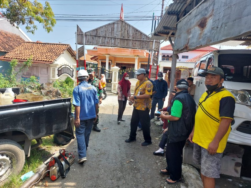 Basmi Sarang Nyamuk, Babinsa Tegal Timur Dampingi Kegiatan Fogging