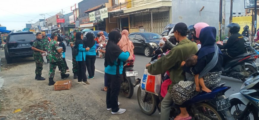 Ramadhan Penuh Berkah, Anggota Koramil Adiwerna dan Persit Bagikan Takjil