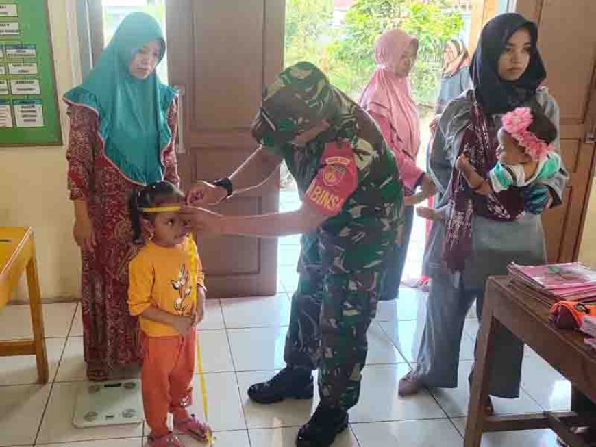 Babinsa Dampingi Petugas Berikan Layanan Posyandu untuk Cegah Stunting