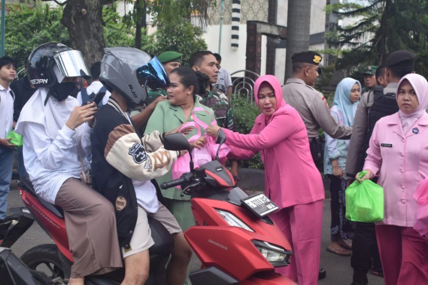 Kodim 0712 Tegal dan Polres Tegal Bagi-bagi Takjil