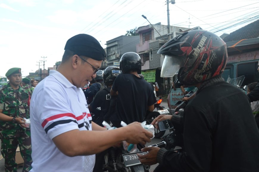 Kodim 0712 Tegal Bersama Hotel Kudus Permata Bagikan Takjil