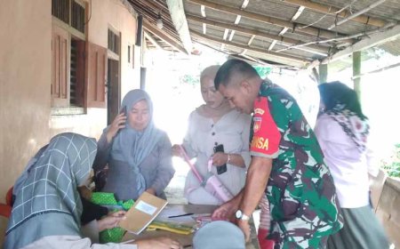 Dampingi Petugas Babinsa Ikut Berikan Layanan Posyandu di Desa Larangan   