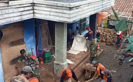 Anggota TNI Bersama Masyarakat Lakukan Kerja Bakti Bersihkan Sisa Material Tanah Longsor