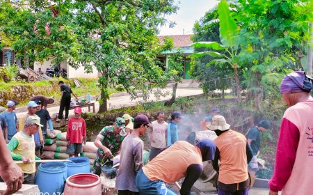 Babinsa Jatinegara Bantu Pengecoran Lantai Mtdu Al Islah Dan Mt Sabilunnajah