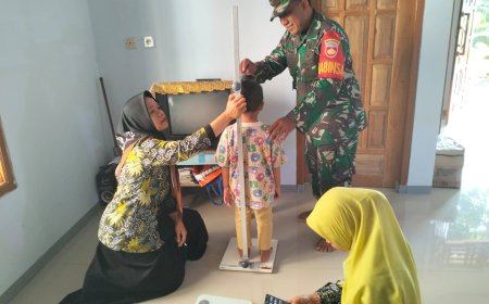 Babinsa Koramil 11 Punggelan Mendampingi Kegiatan Posyandu Balita di Desa Sawangan