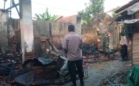Babinsa Tegal Selatan Tinjau Rumah Warga Binaan Yang Tertimpa Musibah Kebakaran