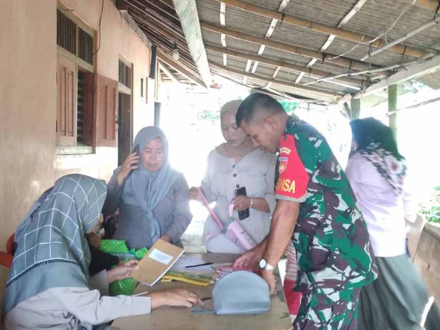 Dampingi Petugas Babinsa Ikut Berikan Layanan Posyandu di Desa Larangan   