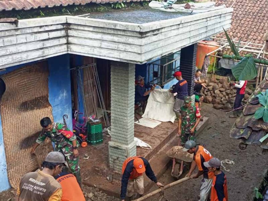 Anggota TNI Bersama Masyarakat Lakukan Kerja Bakti Bersihkan Sisa Material Tanah Longsor