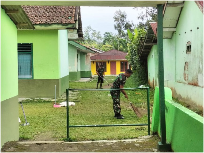 Anggota Koramil Bumijawa Laksanakan Pembersihan Pangkalan