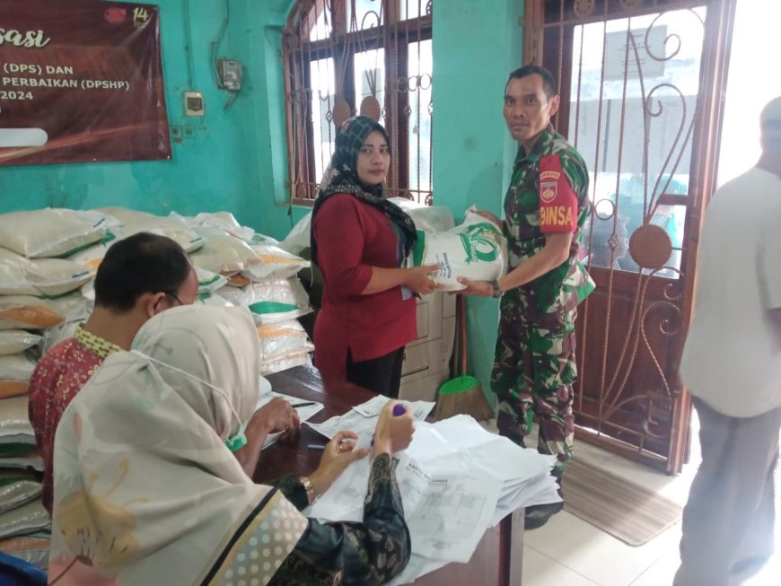 Babinsa Talang Monitoring Pembagian Sembako